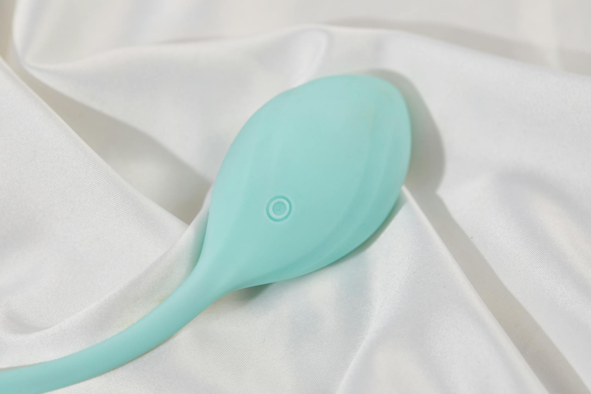 Vibrador de limón elegante sobre tela de seda blanca, listo para usar