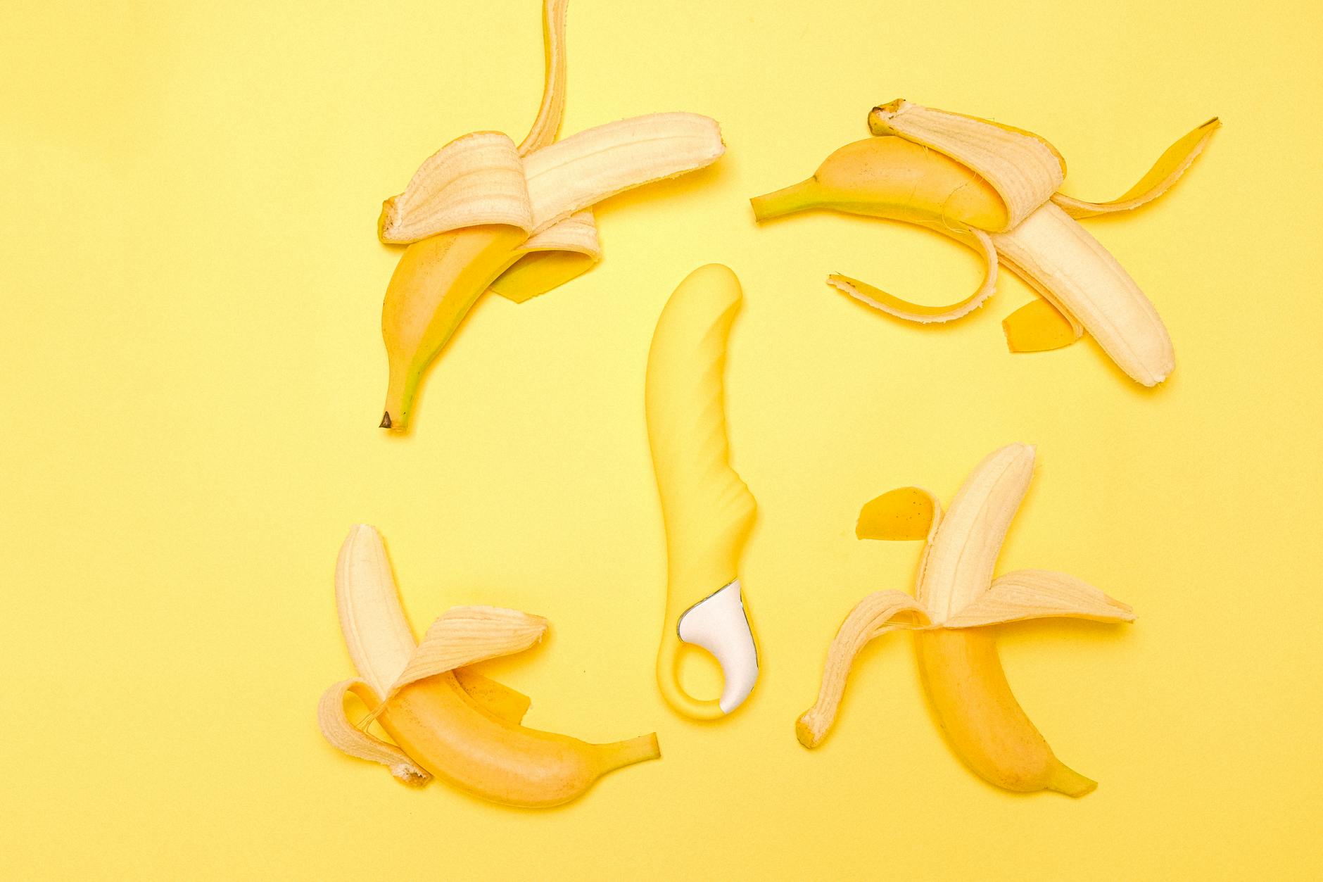 Vibrador de limón amarillo sobre fondo amarillo con frutas frescas