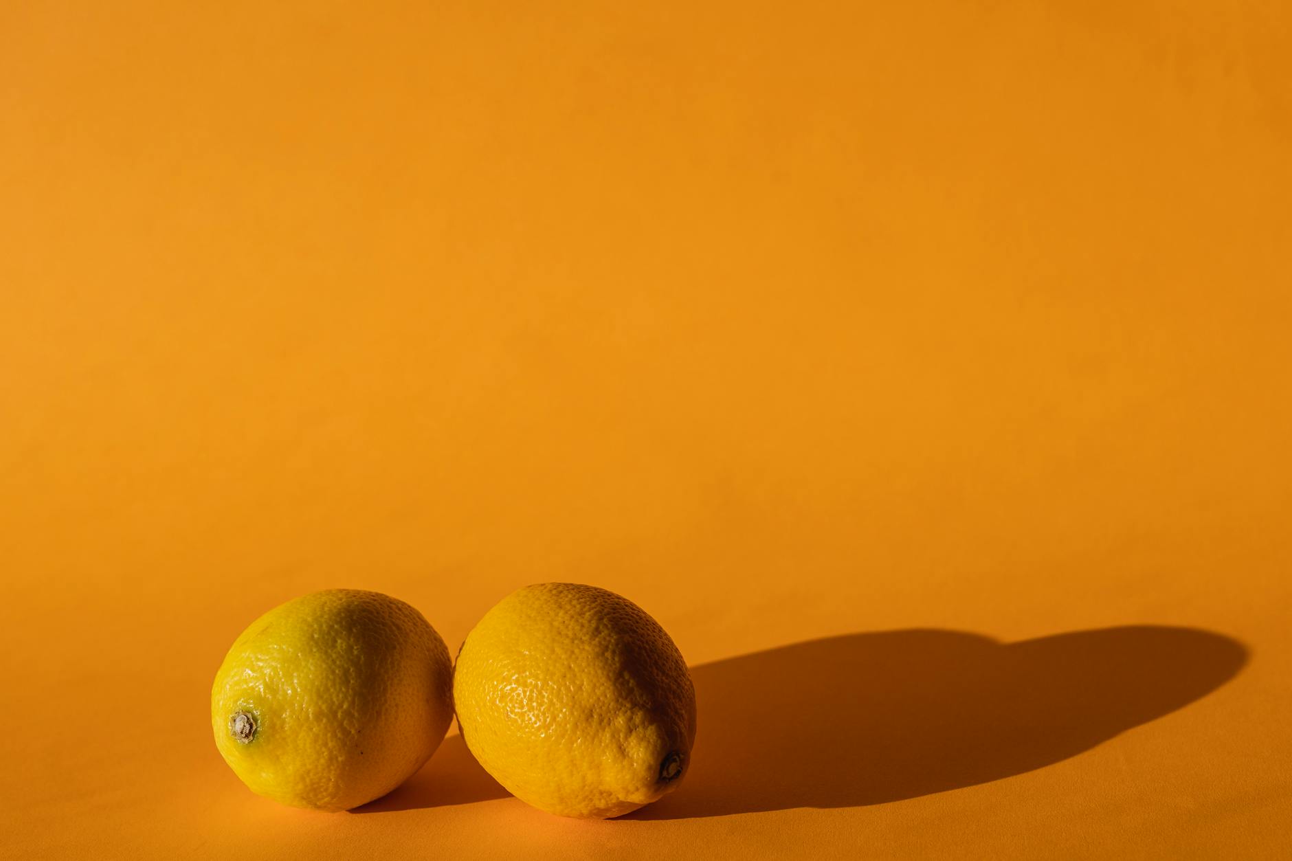 Vibrador de silicona amarilla rodeado de plátanos pelados sobre fondo amarillo brillante